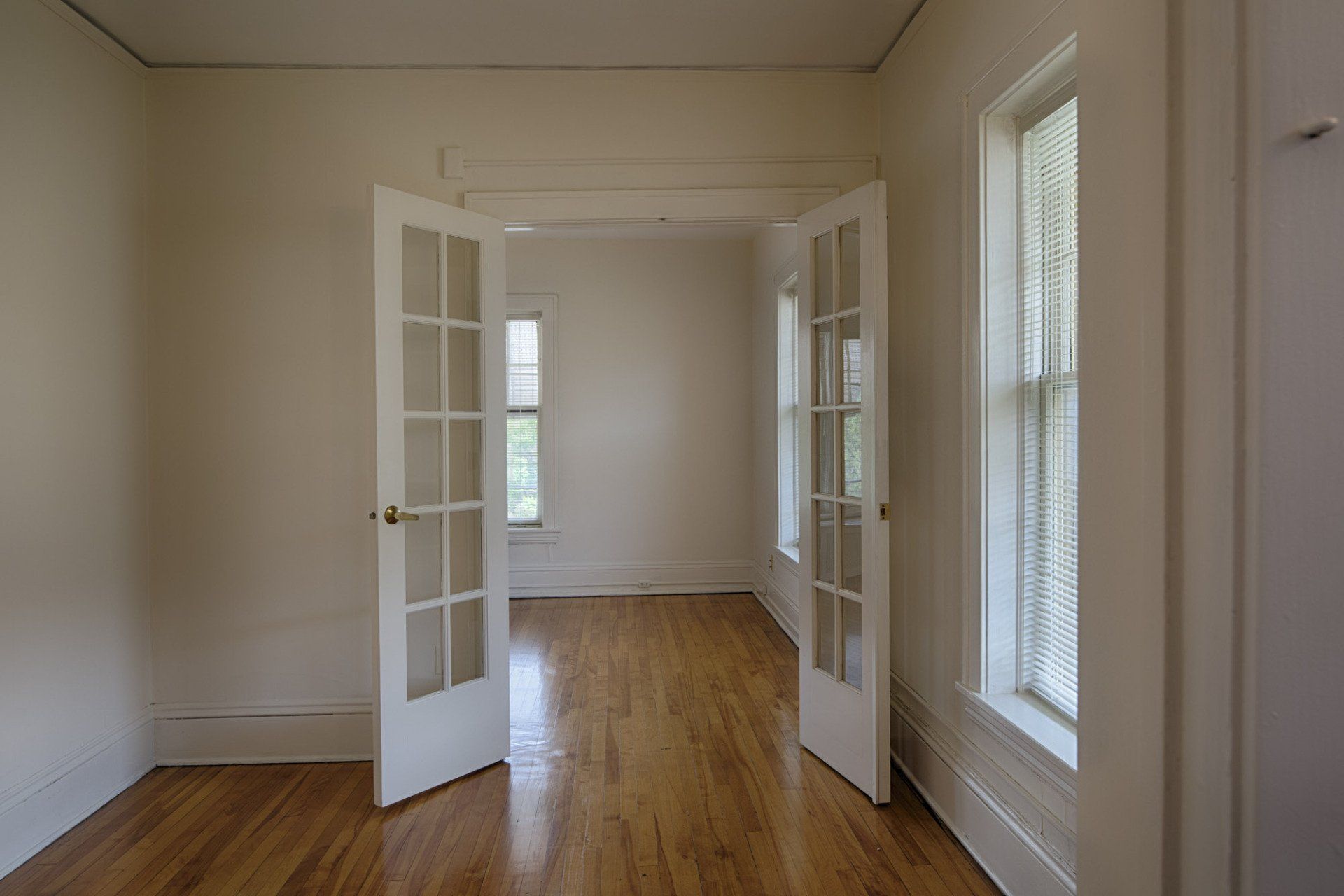 2524 Hennepin Doorway
