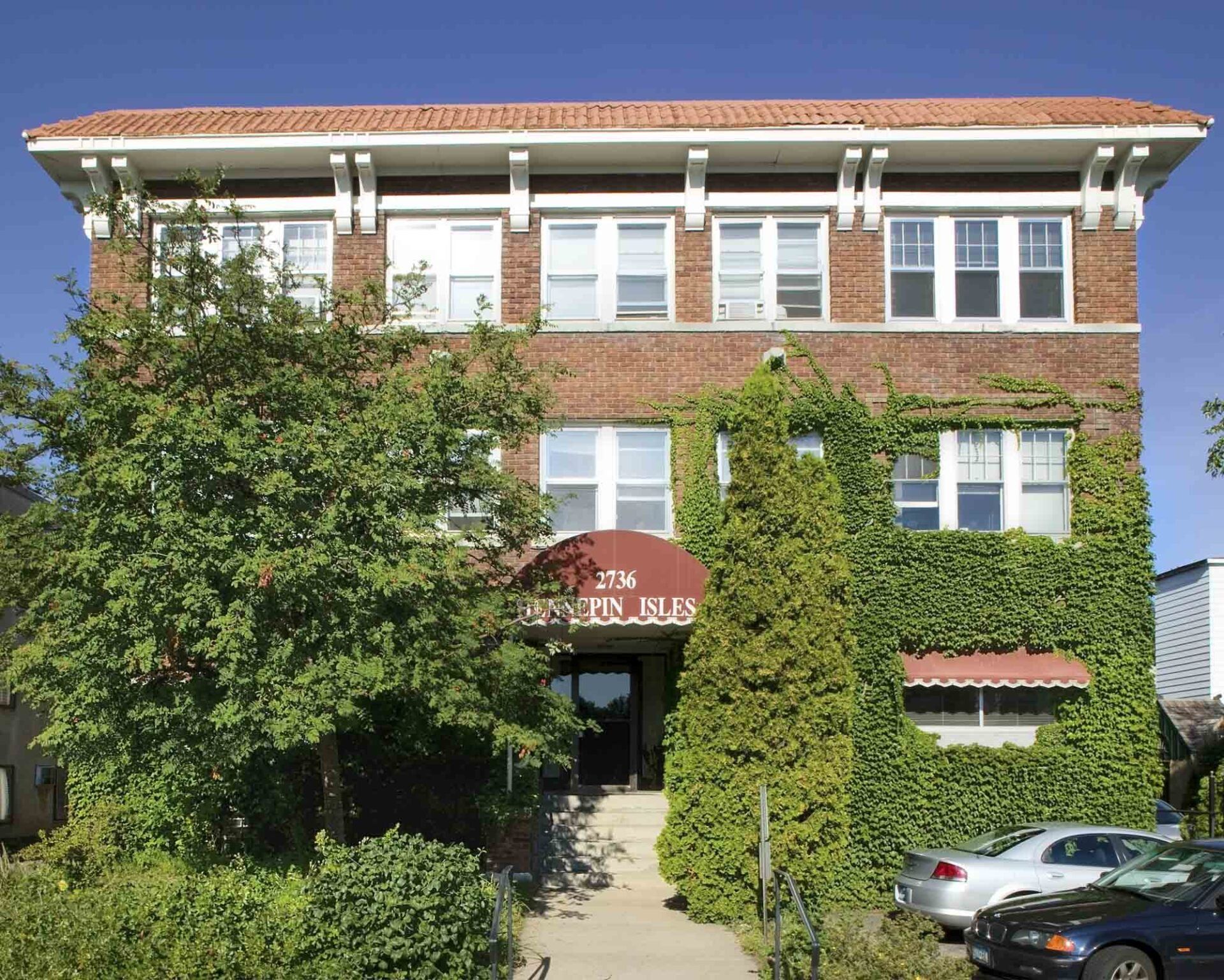 2736 Hennepin Avenue exterior