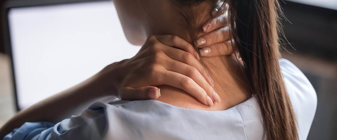 Una paziente con mal di collo dovuto a problemi di malocclusione dentale