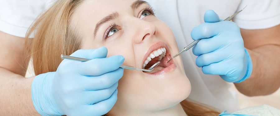 Una paziente durante una visita di controllo odontoiatrica