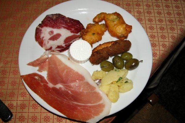 piatto con olive, salumi e fritture