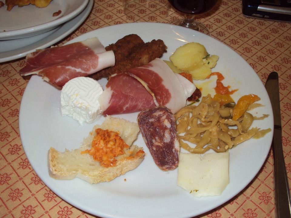 piatto con salumi e antipasti tipici calabresi