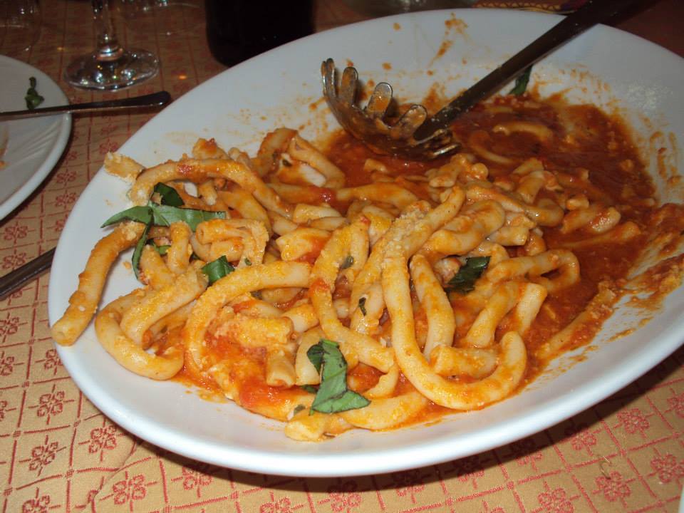 piatto di pasta al sugo con basilico