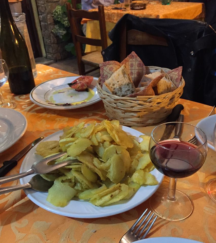 patate arrosto, vino e cestino con pane