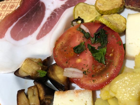antipasti di verdure e prosciutto