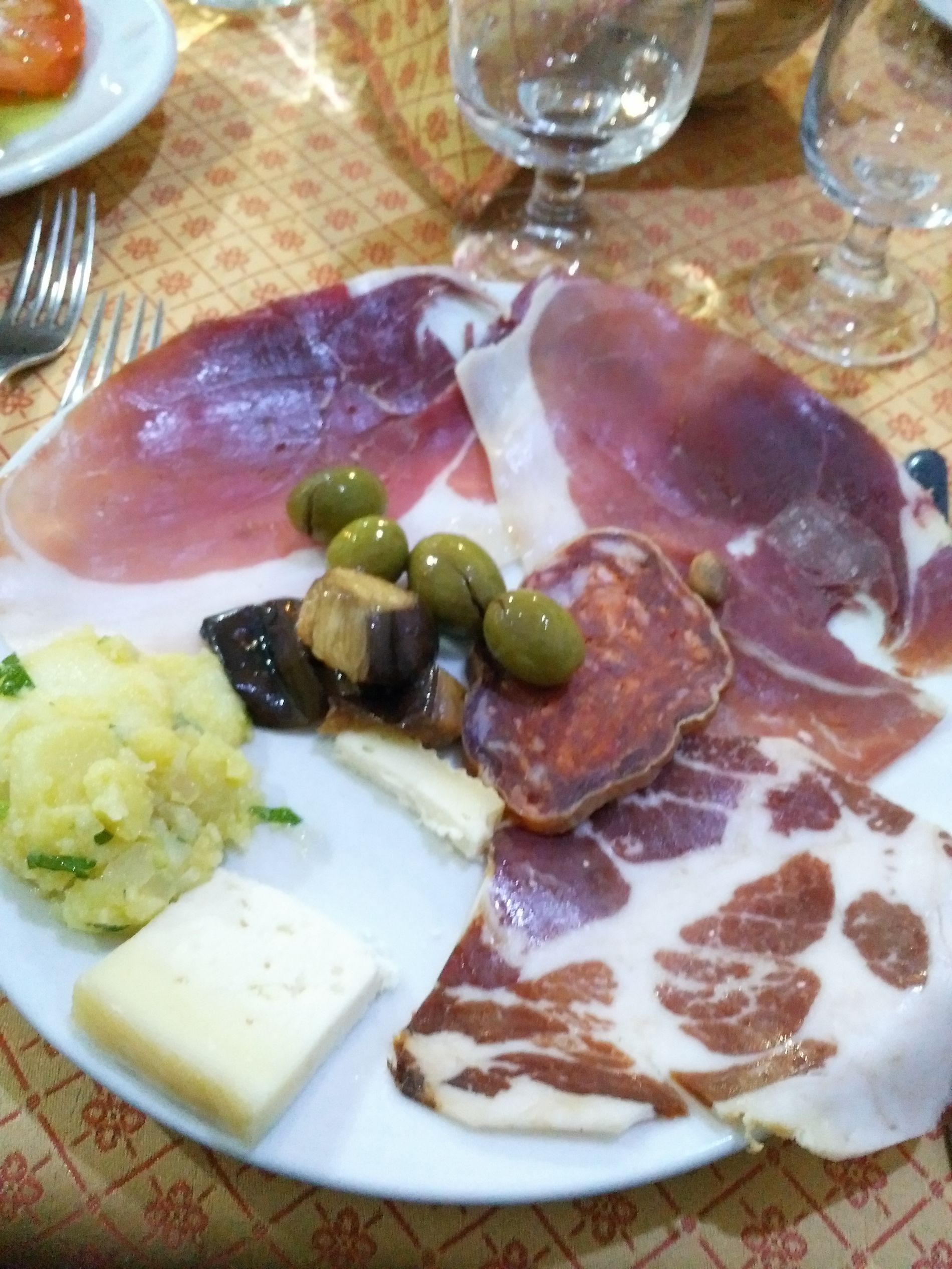 mix di salumi, formaggi e olive