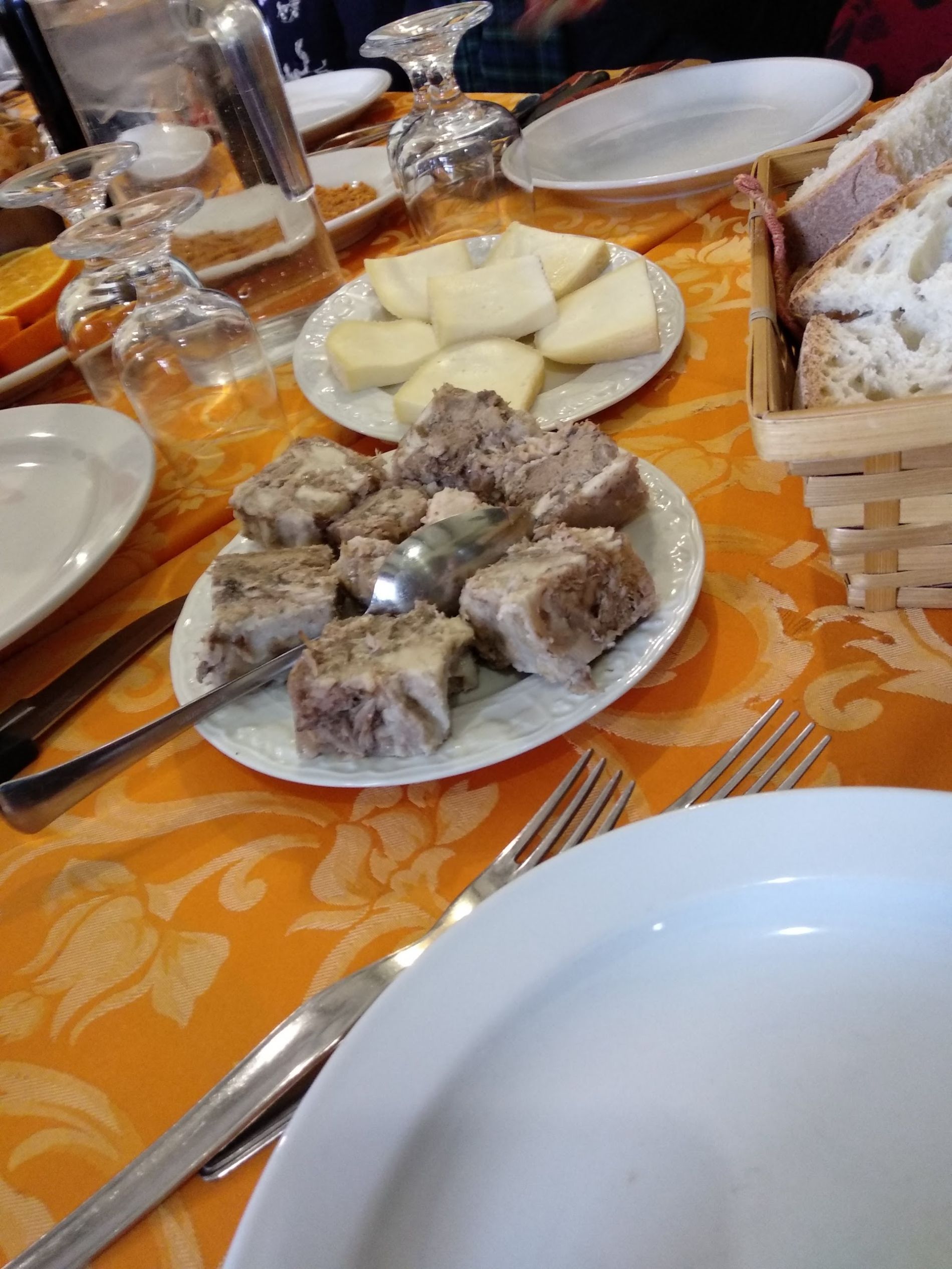 tavolo apparecchiato con formaggi e specialità di carne