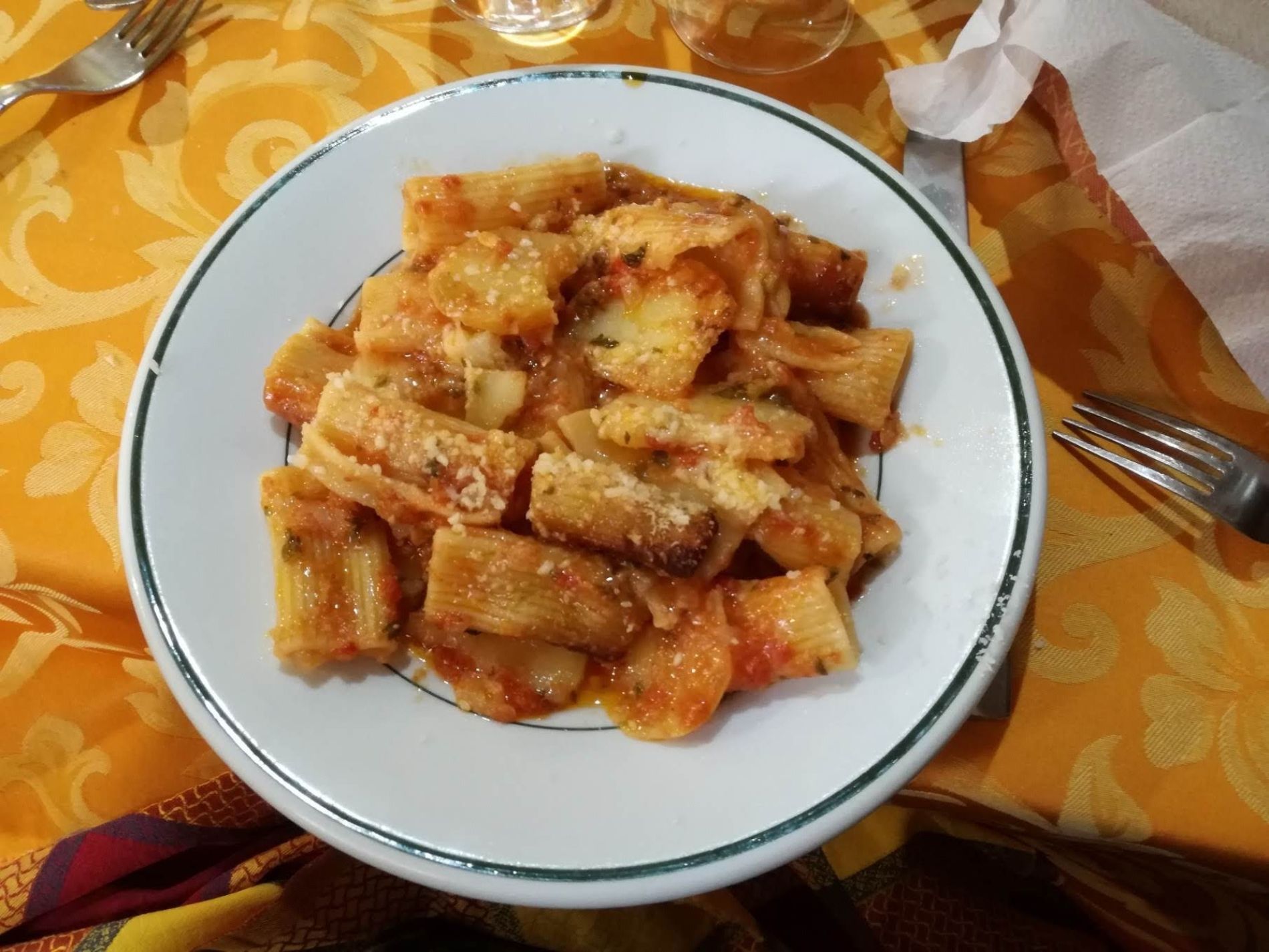 rigatoni al sugo con formaggio grattugiato