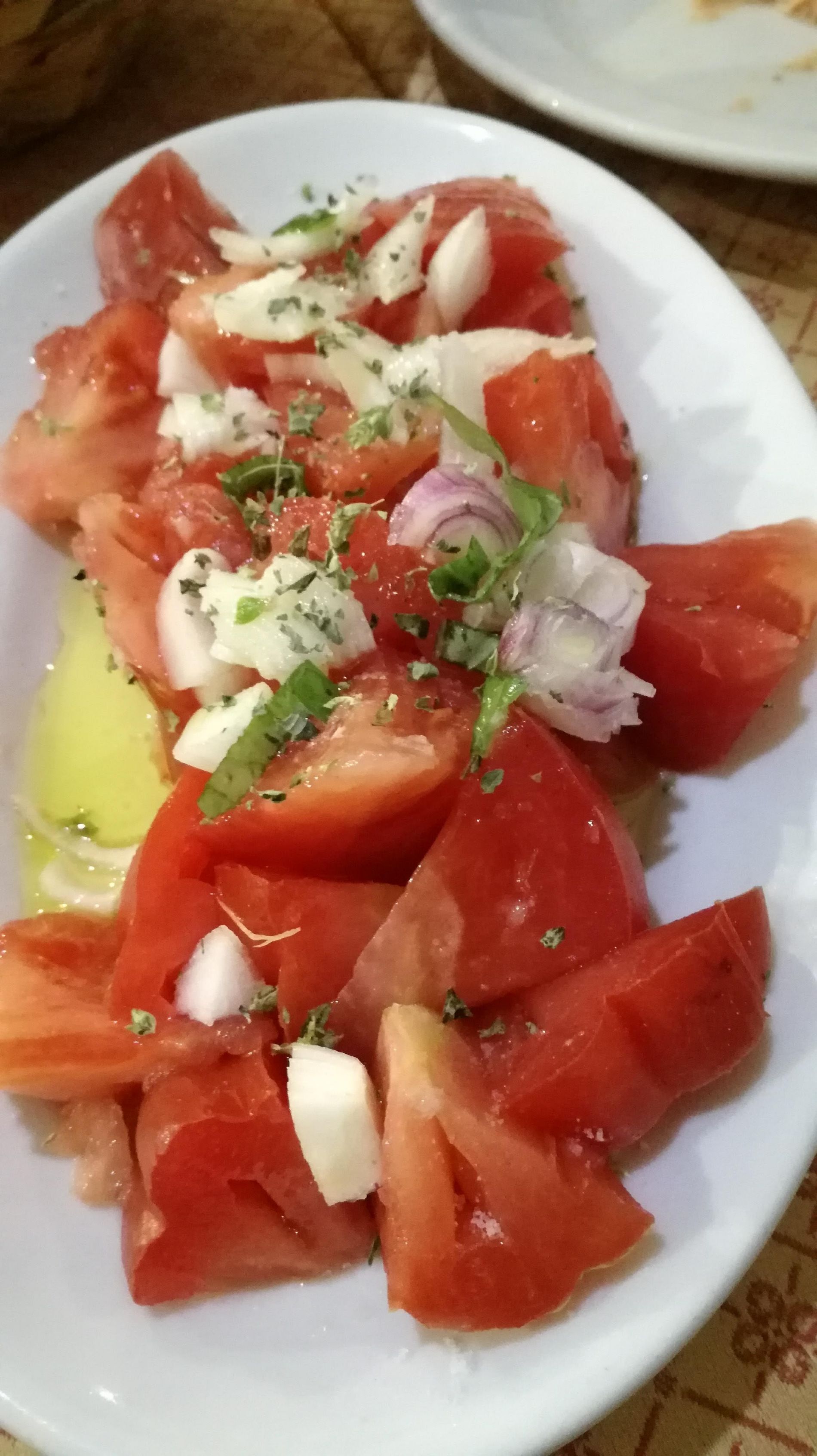 contorno di pomodori con cipolle e basilico