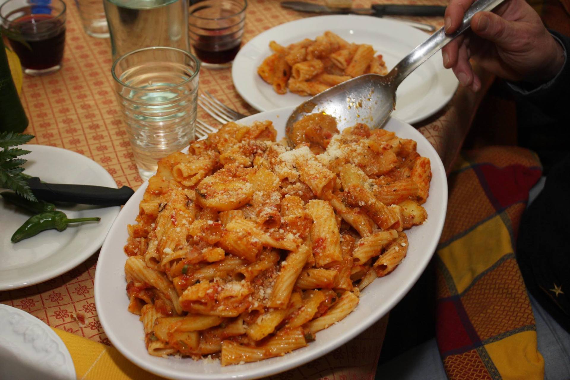 piatto da portata con pasta al sugo