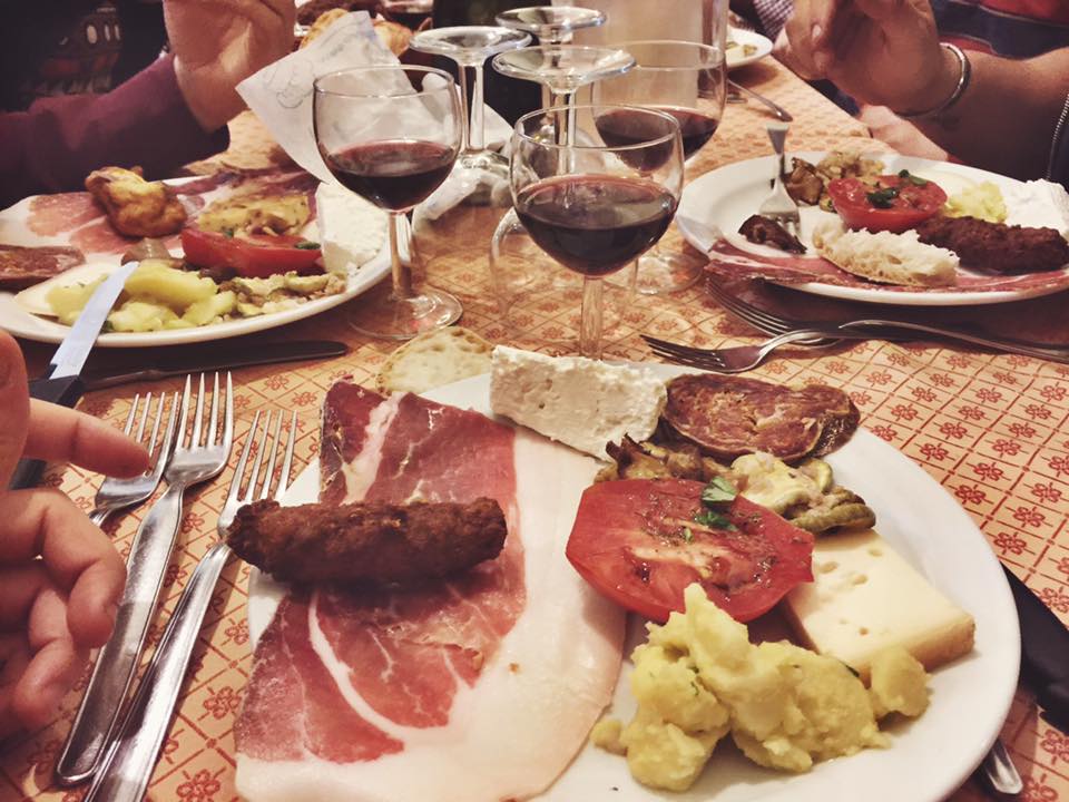 tavolo con antipasti calabresi e calici di vino