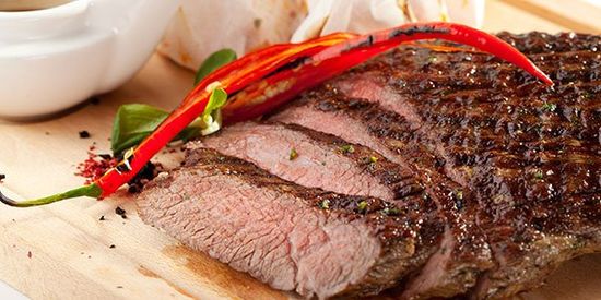 Un arrosto tagliato a fette e un peperoncino grigliato 