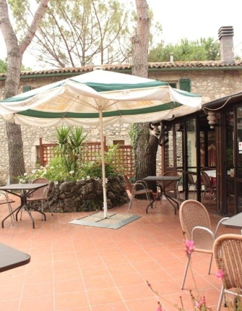 dehors di un ristorante immerso nel verde