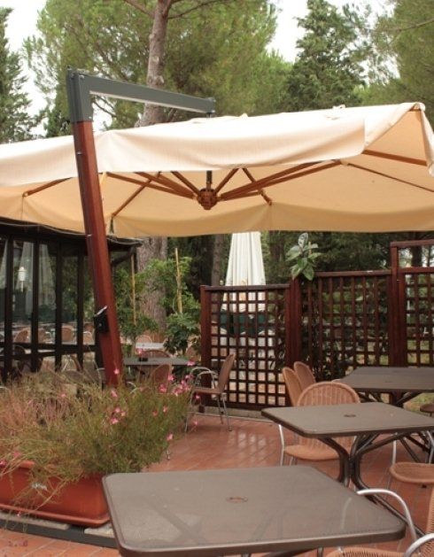 dehors di un ristorante con gazebo