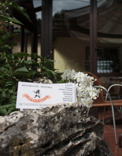 ingresso di un ristorante con insegna