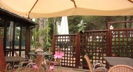 terrazza di un ristorante con gazebo e grigliati in legno