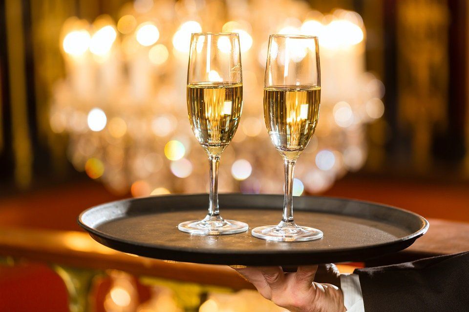calici di vino bianco