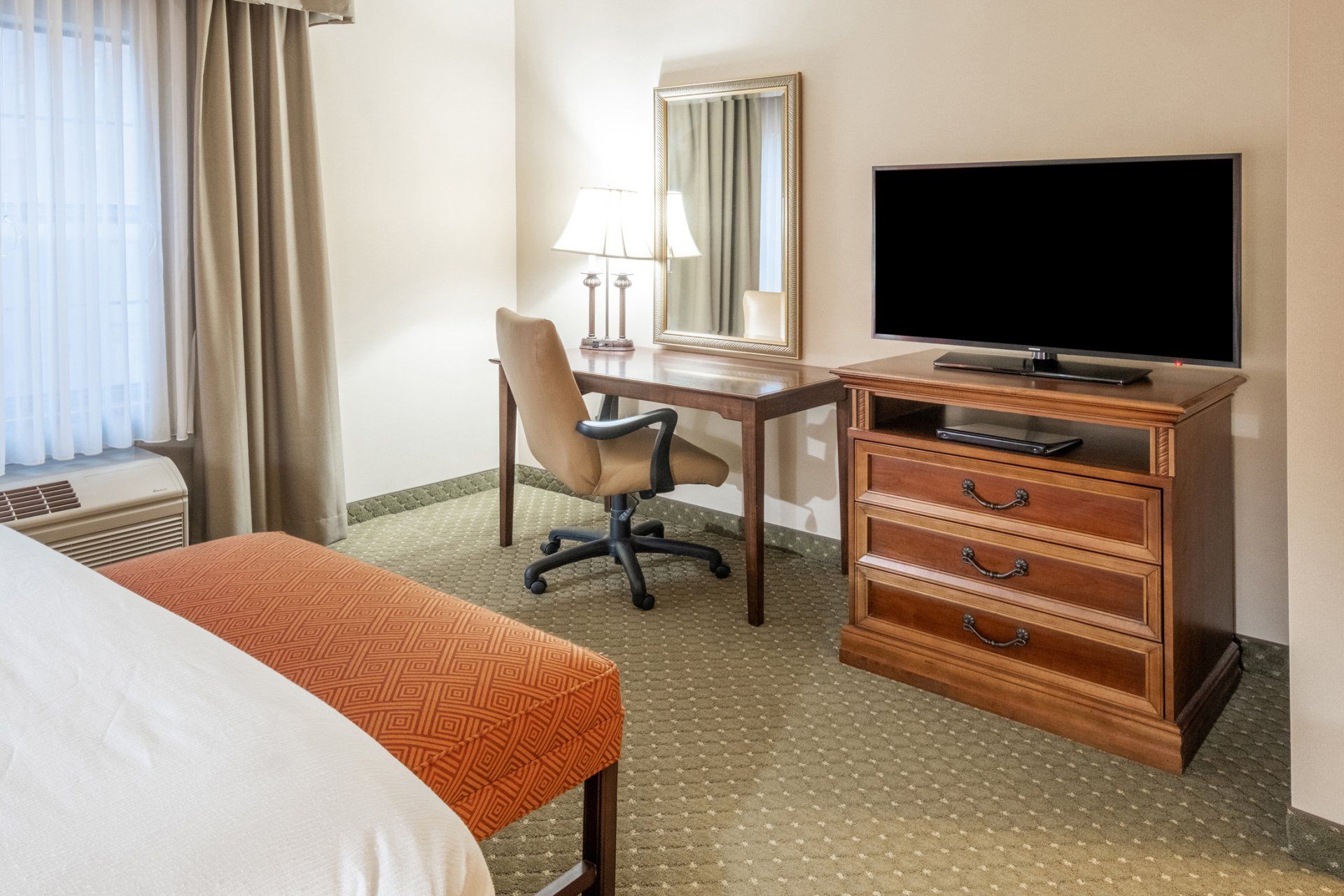 hotel ada suite desk