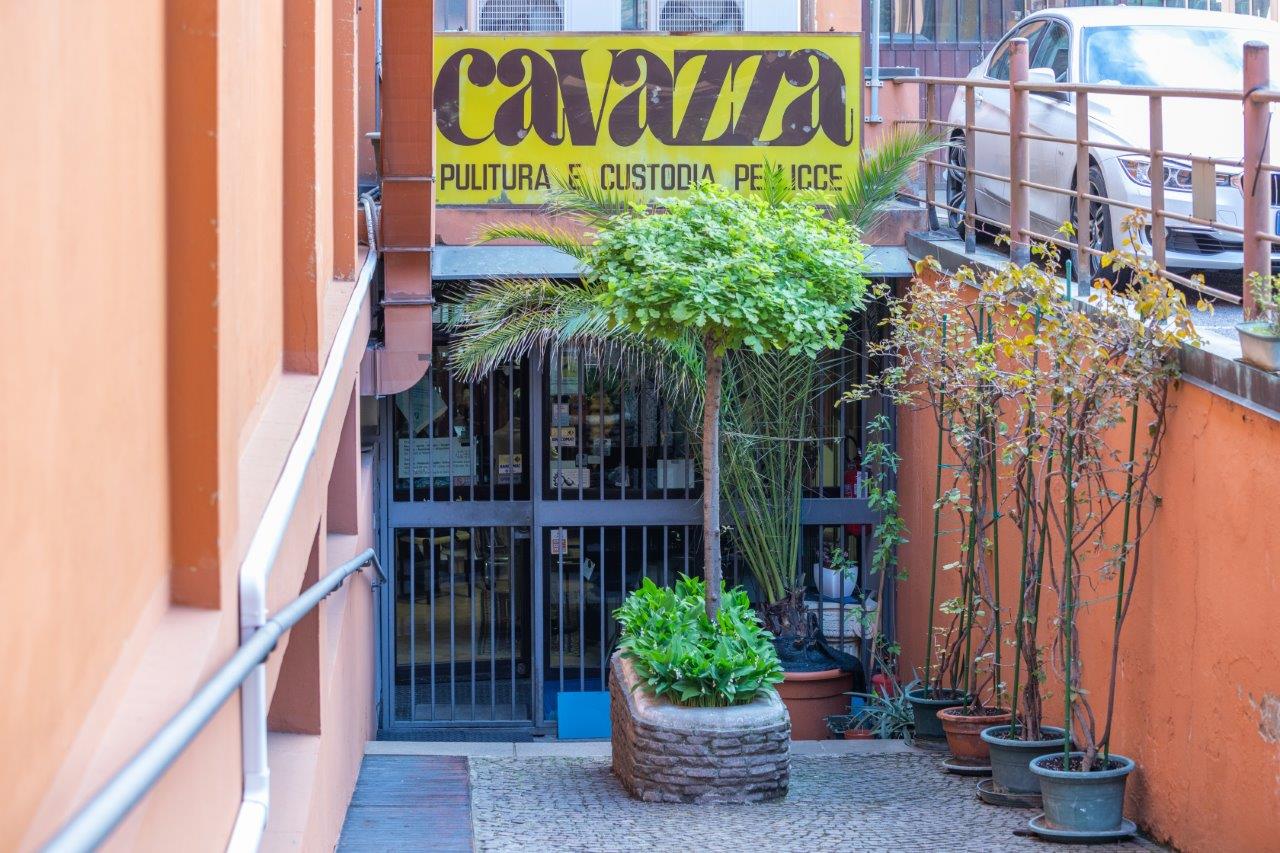 L'ingresso ribassato di un negozio presenta un'insegna gialla con la scritta 
