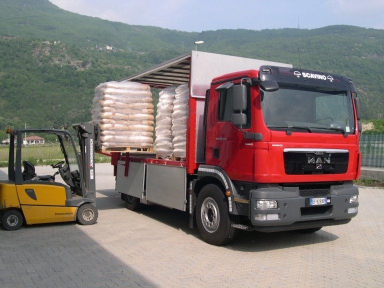 camion consegna a domicilio pellet in bancali