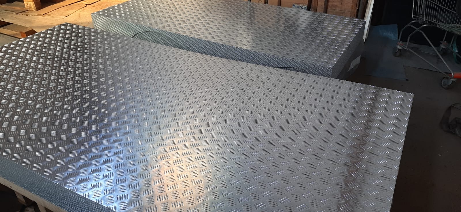 Due pezzi di metallo sono appoggiati uno sopra l'altro su un tavolo.