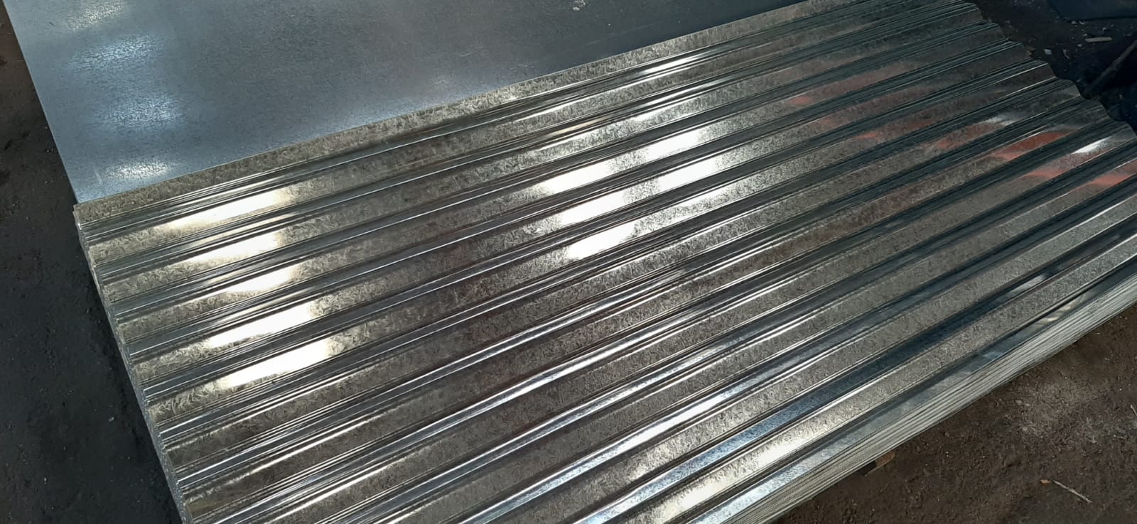 Primo piano di un pezzo di metallo ondulato su un tavolo.