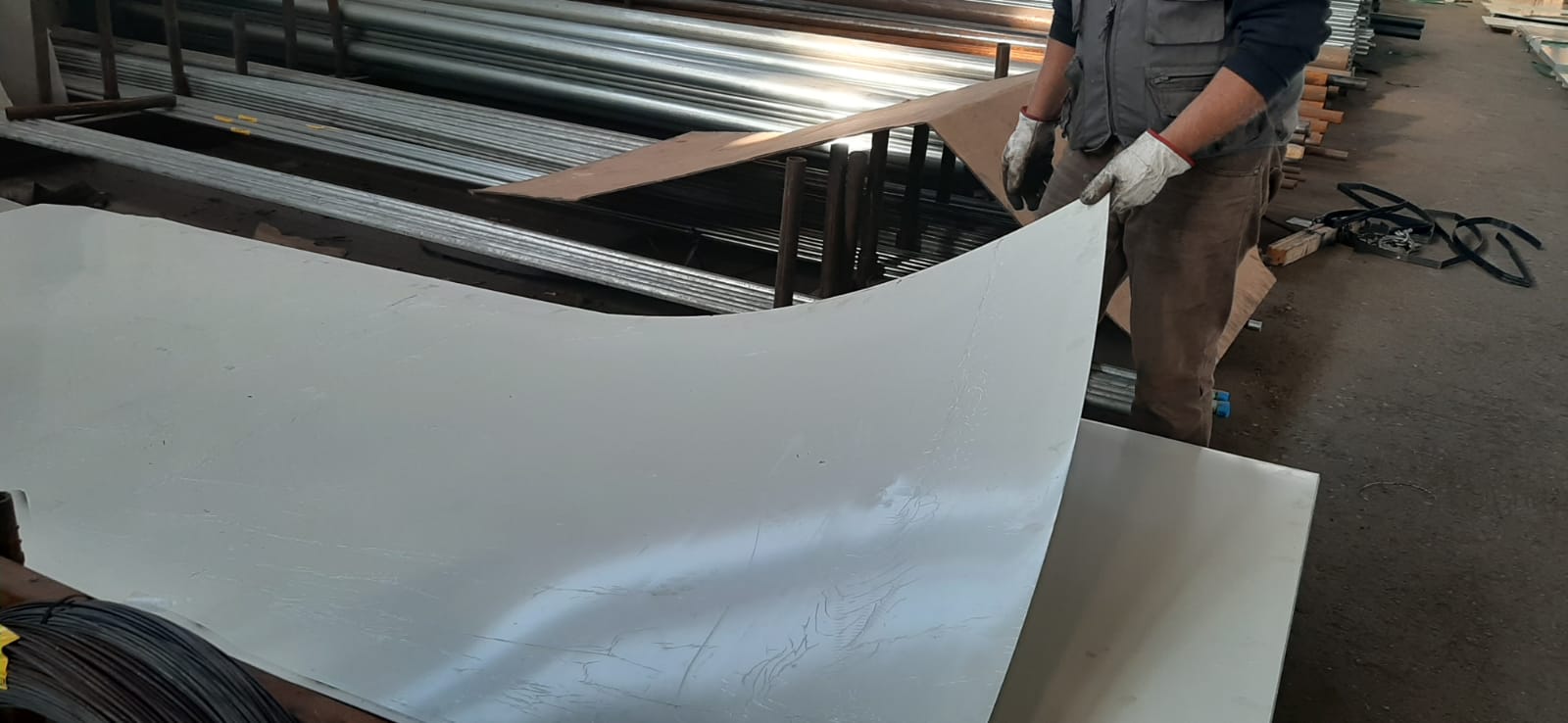Un uomo sta lavorando a una macchina in una fabbrica.