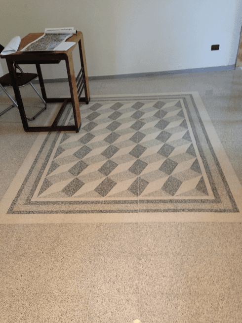 pavimento in marmo con inserti geometrici