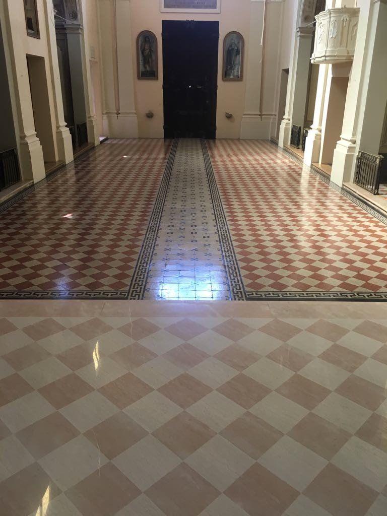 pavimento interno di una chiesa