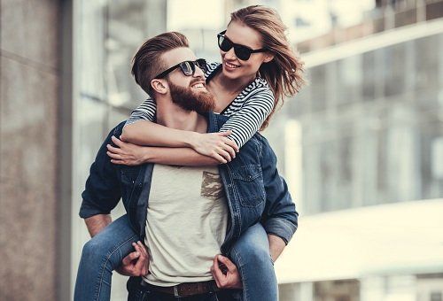 una felice coppia con occhiali da sole