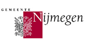 Logo van de gemeente Nijmegen met een rood en grijs embleem en zwarte tekst.