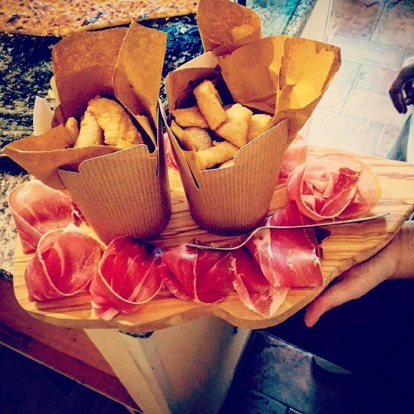 Piatto di patatine fritte e affettati