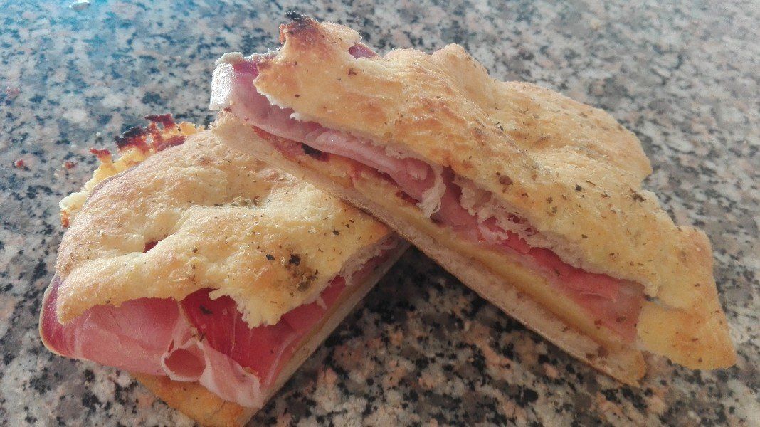 Focaccia con prosciutto