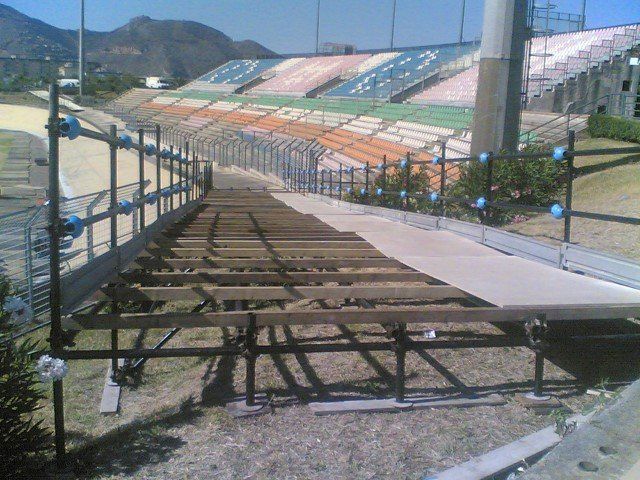 ponteggi per concerto in uno stadio