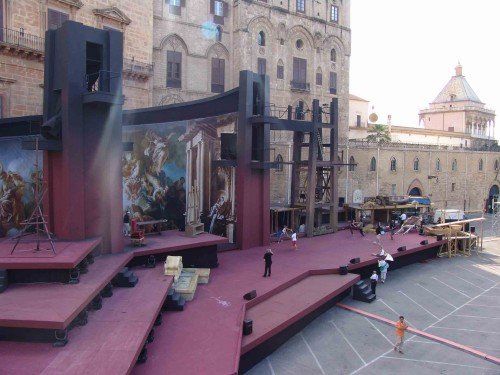 ponteggio per teatro in piazza