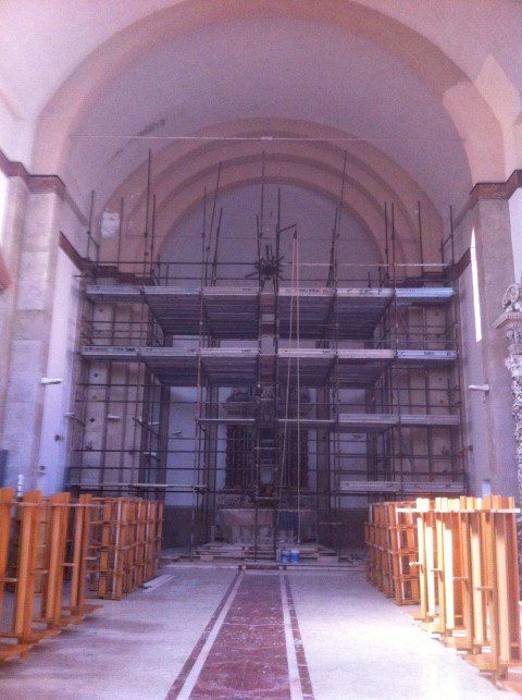 ponteggio per restauro in navata chiesa