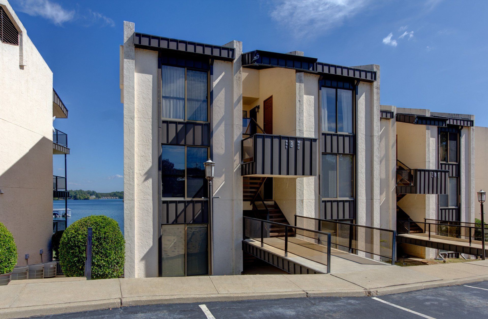 Photo of parking spaces and front of Willow Beach B9