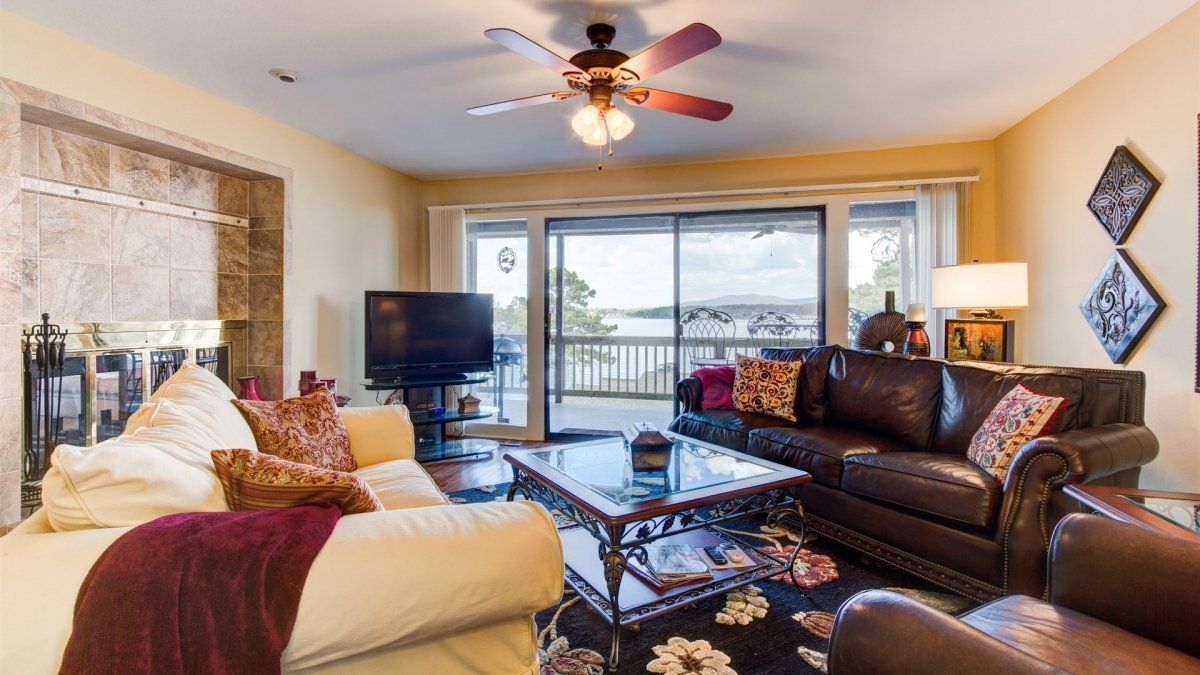 A living room filled with furniture and a ceiling fan.