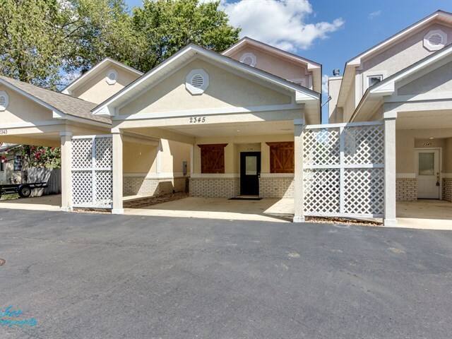 A row of houses with a carport in front of them