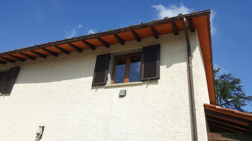 Serramenti in legno a due battenti