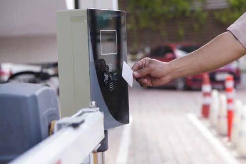 mano avvicina un badge a un sistema di controllo degli accessi