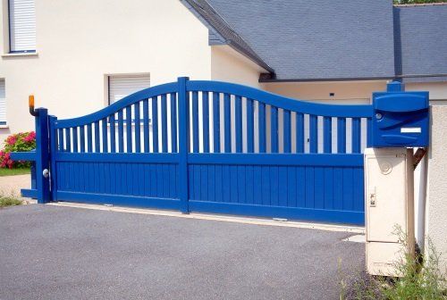un cancello blu