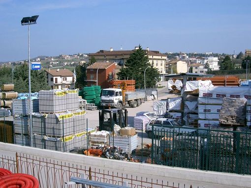ferramenta e costruzioni