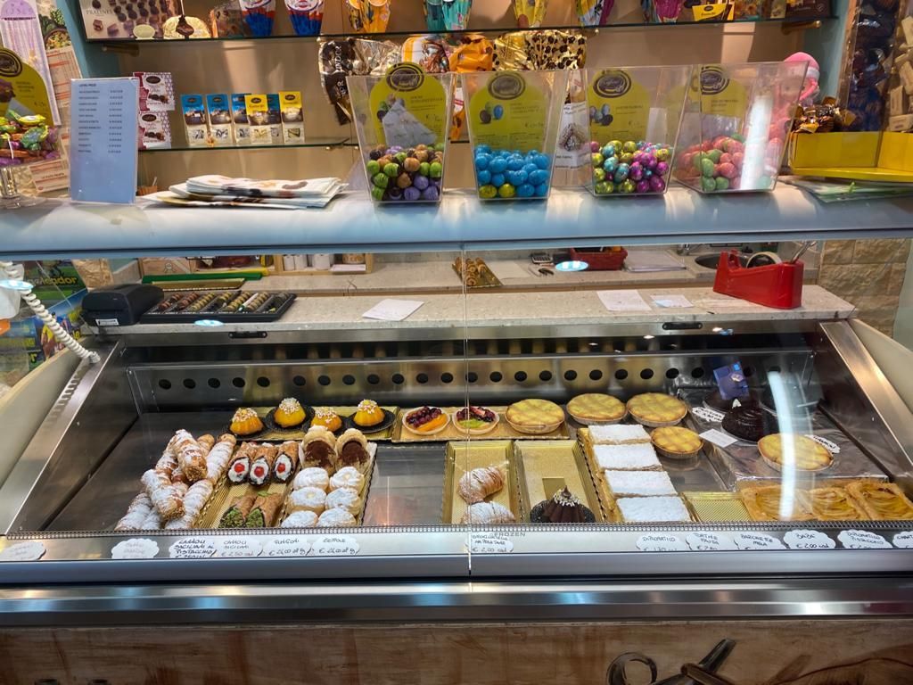 esposizione prodotti di pasticceria