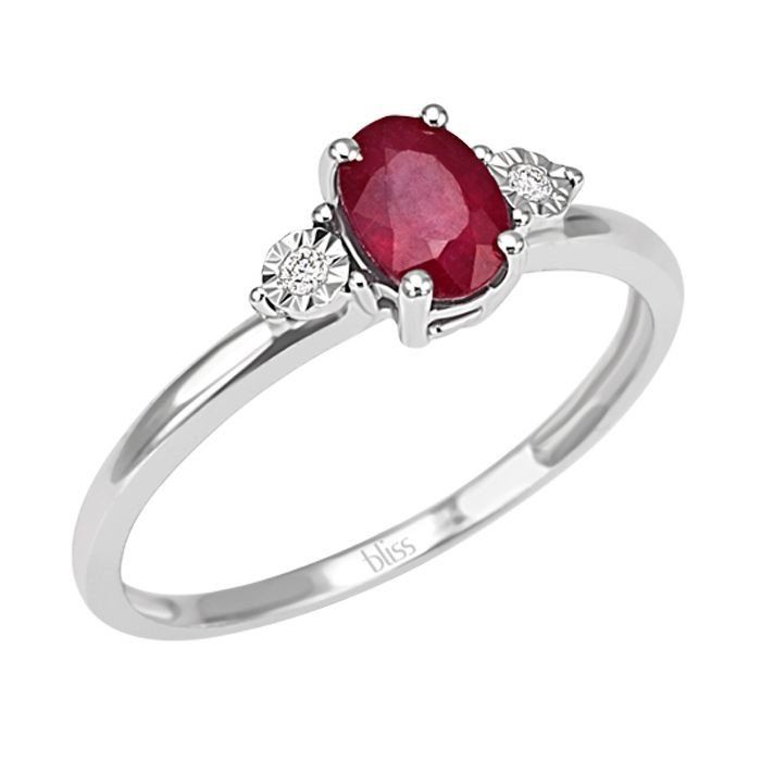 anello con pietra rossa e due diamanti