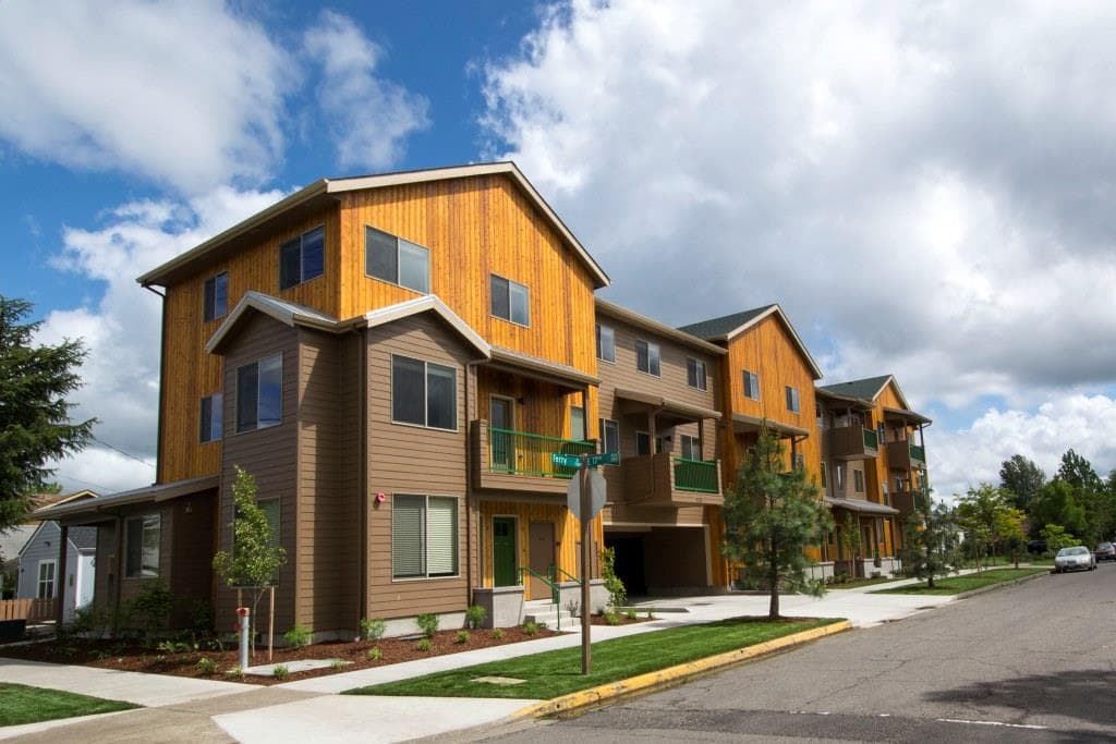 Ponderosa Bunkhouse student apartments near the University of Oregon offering 2, 3, and 4 bedroom units