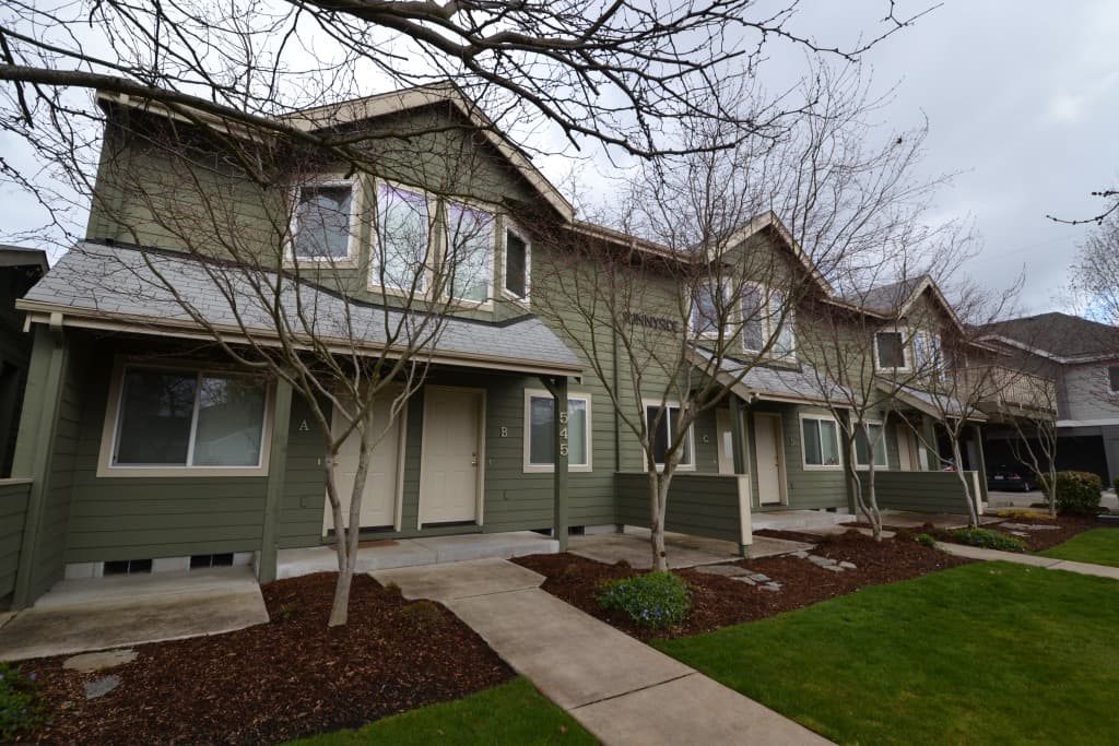 Sunnyside 2 bedroom student townhouses near the University of Oregon