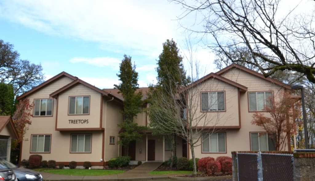 Treetops student apartments near the University of Oregon offering 1 bedroom units with a river view