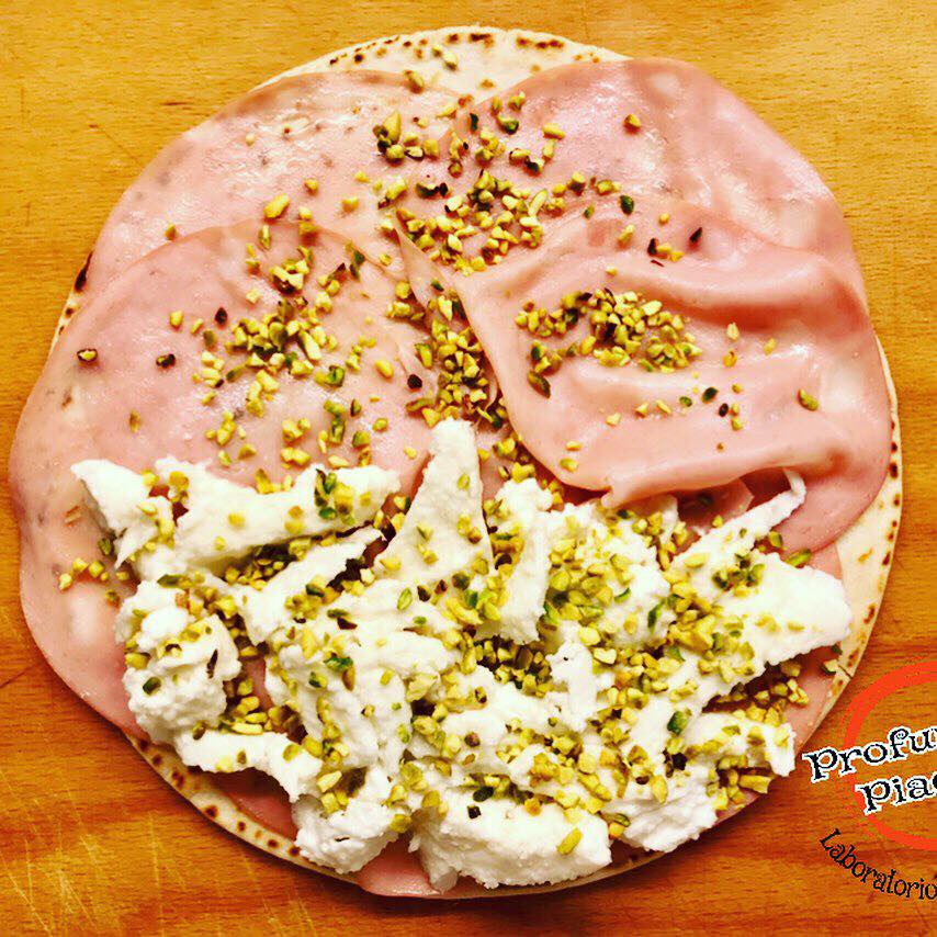 piada mortadella e pistacchio