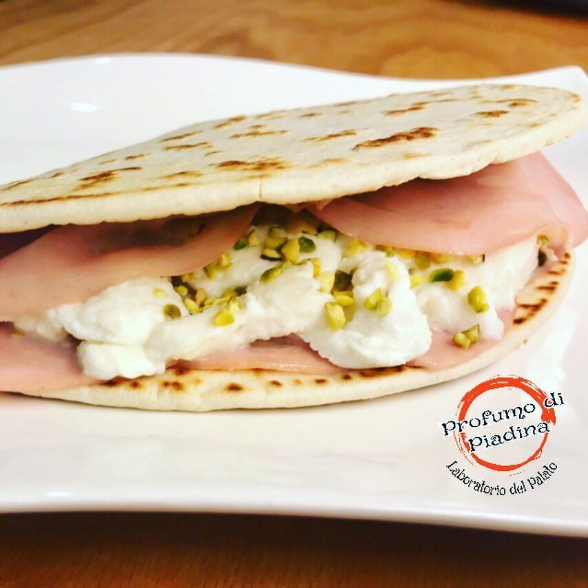 piadina prosciutto cotto e mozzarella